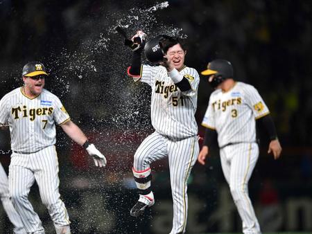 　９回、逆転サヨナラ適時打を放った中野（撮影・中田匡峻）