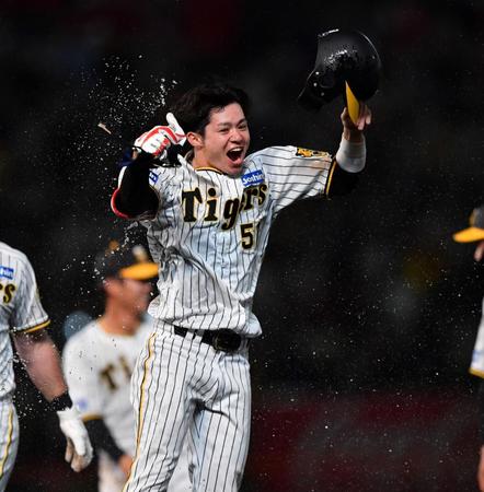 　９回、逆転サヨナラ打を放った中野（撮影・中田匡峻）