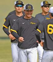 　試合前練習でウオーミングアップする森下（中央）＝撮影・北村雅宏