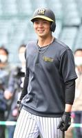 　試合前、笑顔で打撃練習に臨む井上（撮影・高部洋祐）