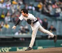 　ファーストピッチセレモニーで投球する声優の逢坂良太（撮影・中田匡峻）