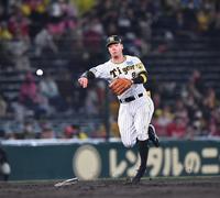 　５回、デビッドソンの折れたバットが飛んで来るも、送球する佐藤輝（撮影・中田匡峻）