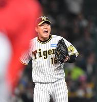 　８回、田中を三振に斬り、ほえる西勇（撮影・中田匡峻）