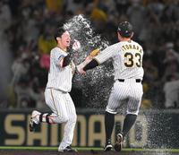 　９回、サヨナラ打を放って祝福を受ける中野（左）＝撮影・高部洋祐