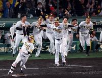 　９回、中野がサヨナラ打を放ちベンチから飛び出し喜ぶ西勇（中央）ら阪神ナイン（撮影・山口登）