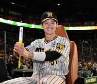 　ペンライトを手にペッパーミル風なポーズを決める中野（撮影・中田匡峻）