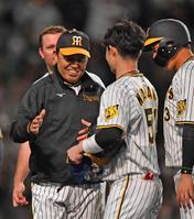 　サヨナラ打を放った中野を迎える岡田監督（左）＝撮影・中田匡峻