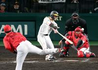 　９回、左中間にサヨナラ打を放つ中野（撮影・山口登）