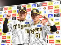 　お立ち台でガッツポーズの西勇（左）と中野（撮影・中田匡峻）