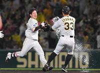 　９回、サヨナラ打を放ち、祝福を受ける中野（左）＝撮影・高部洋祐