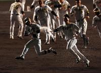 　９回、サヨナラ打を放った中野（左）は木浪から手荒い祝福を受ける（撮影・山口登）