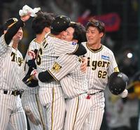 　サヨナラ打を放ち、西勇（中央左）と抱き合う中野（同右）＝撮影・高部洋祐