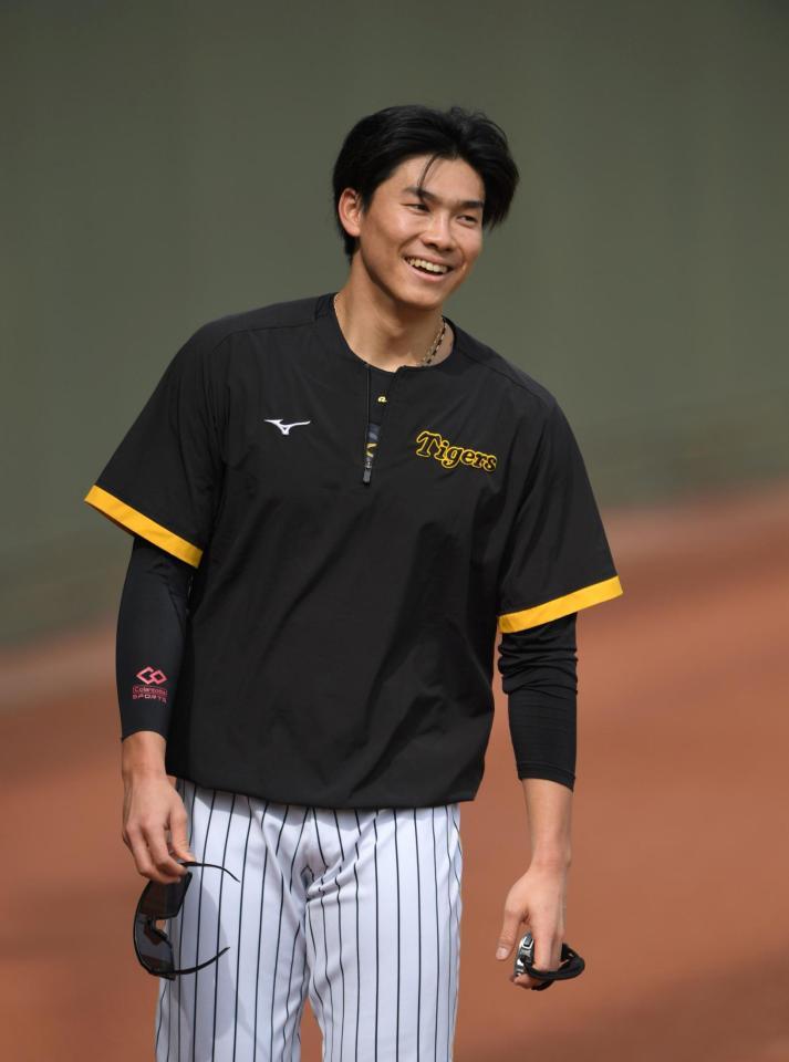 　試合前練習で笑顔を見せる湯浅（撮影・北村雅宏）