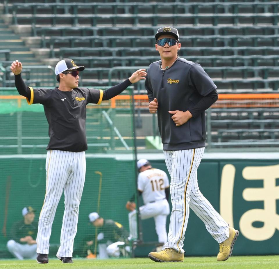 　１軍に合流した井上（右）＝撮影・高部洋祐