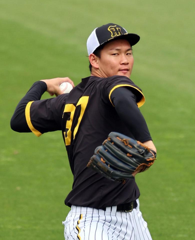 　キャッチボールする及川（撮影・山口登）