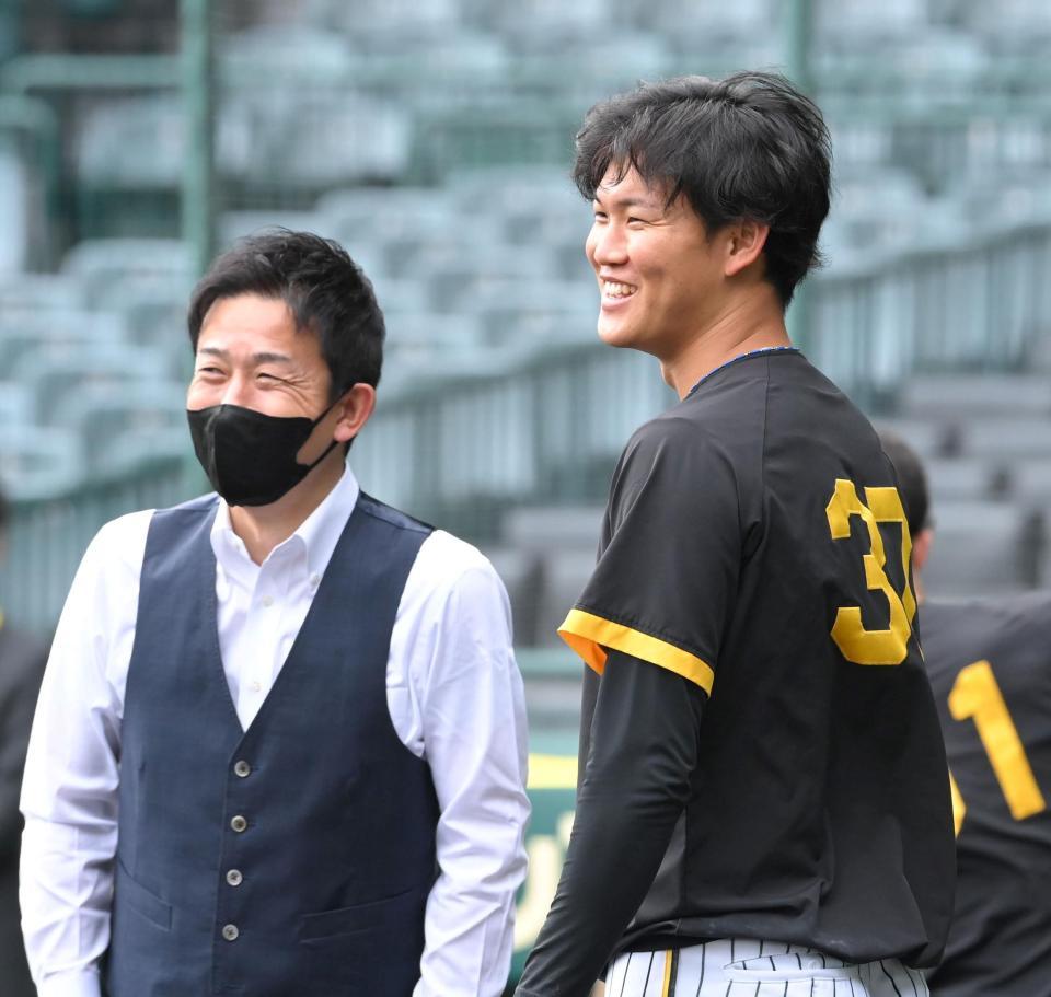 　試合前、赤星憲広氏（左）と談笑する及川（撮影・高部洋祐）