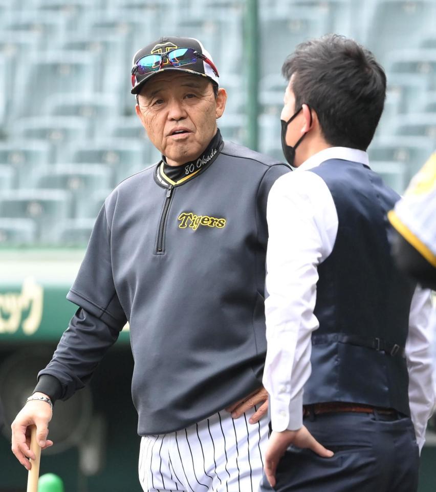 　試合前、赤星憲広氏（右）と話す岡田監督（撮影・高部洋祐）