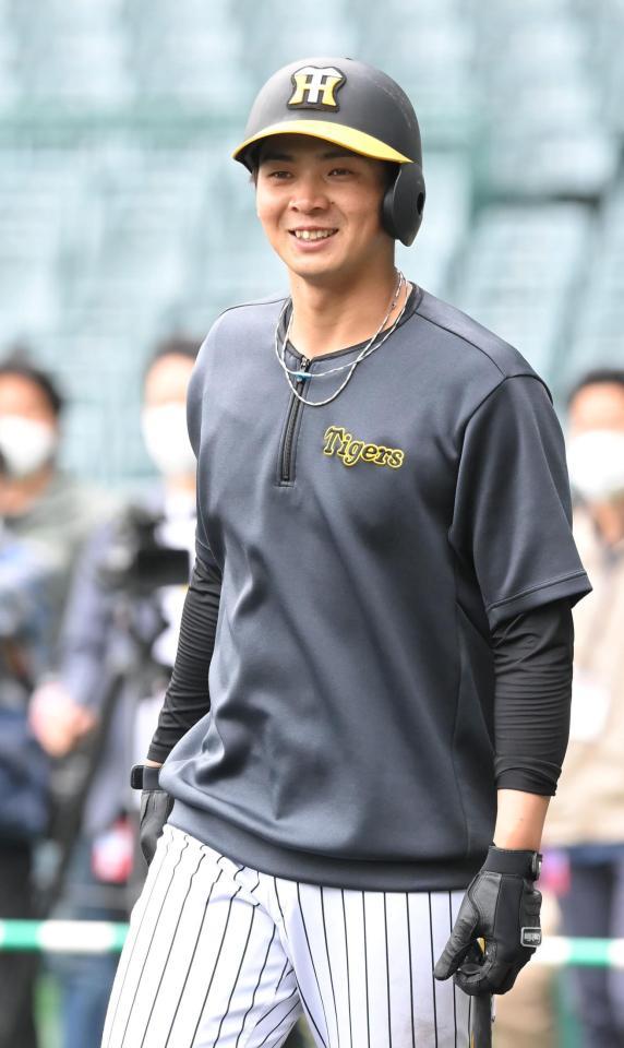 　試合前、笑顔で打撃練習に臨む井上（撮影・高部洋祐）