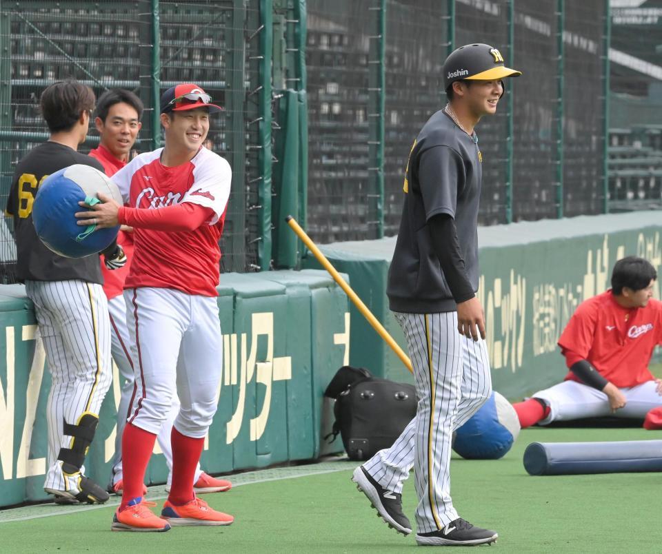 　試合前、小園（左手前）と談笑する井上（撮影・高部洋祐）