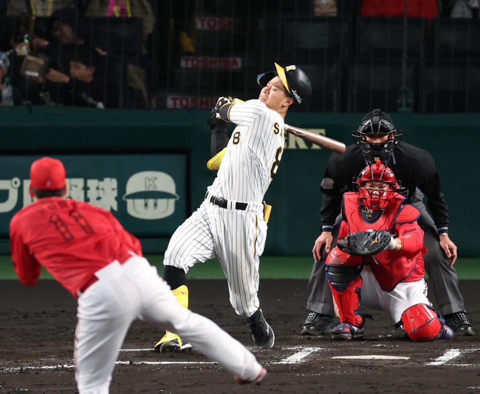 　６回、佐藤輝はフルスイングするも空振りする（撮影・山口登）