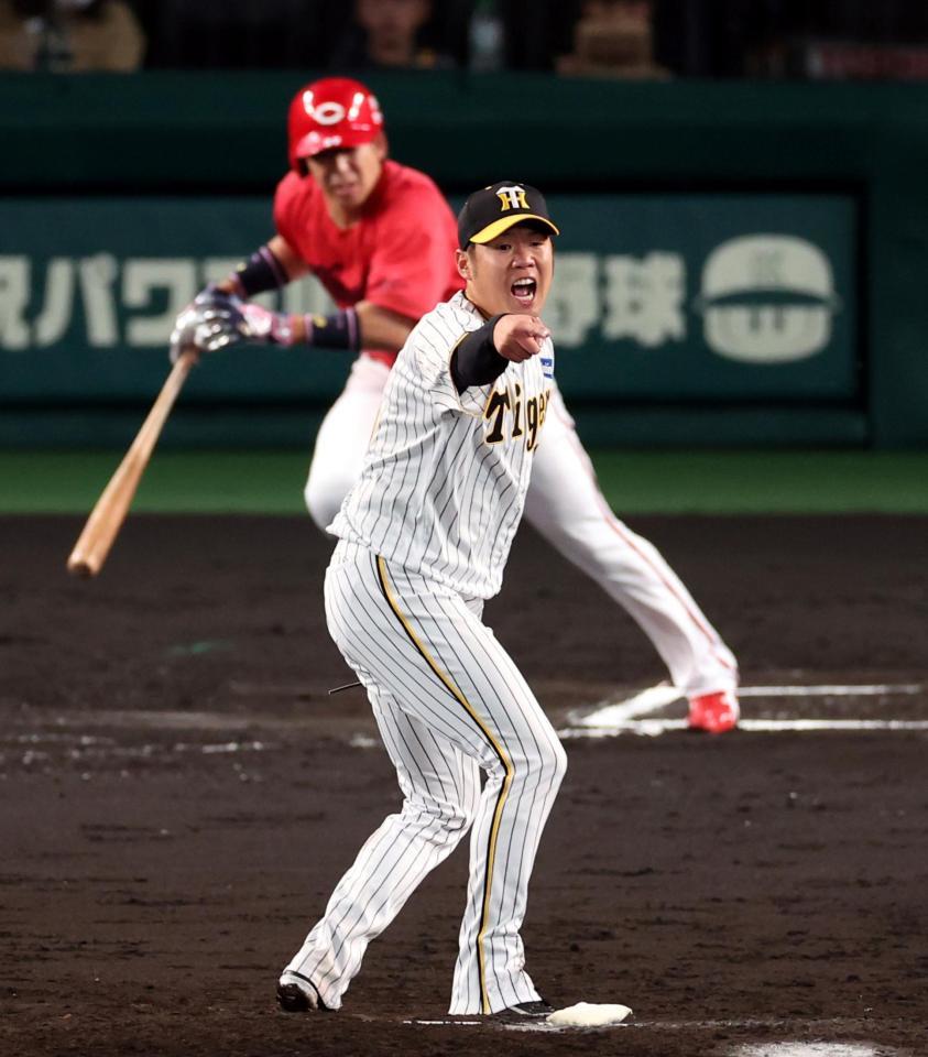 　６回、西勇は野間を遊ゴロに打ち取り打球に指をさす（撮影・山口登）