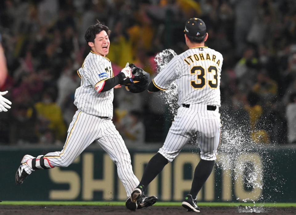 　９回、サヨナラ打を放ち、祝福を受ける中野（左）＝撮影・高部洋祐