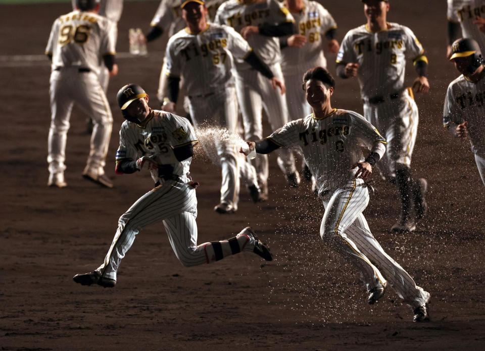 　９回、サヨナラ打を放った中野（左）は木浪から手荒い祝福を受ける（撮影・山口登）