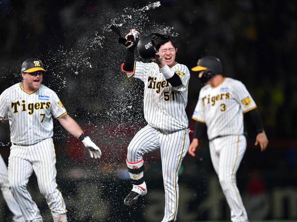 　９回、逆転サヨナラ適時打を放った中野（撮影・中田匡峻）