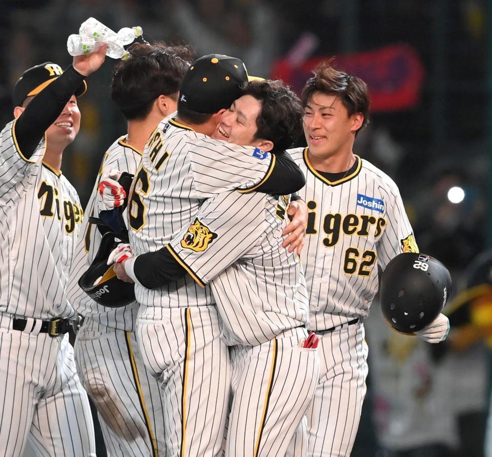 　サヨナラ打を放ち、西勇（中央左）と抱き合う中野（同右）＝撮影・高部洋祐