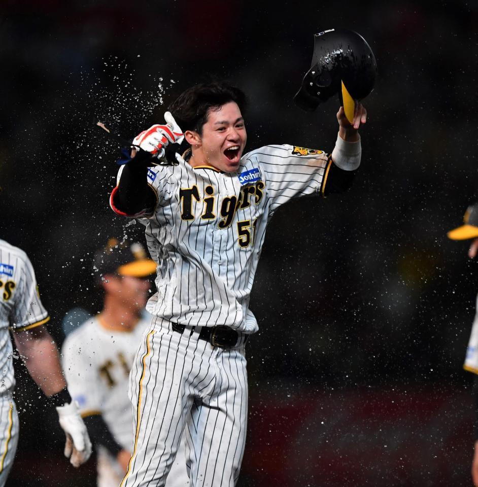 　９回、逆転サヨナラ打を放った中野（撮影・中田匡峻）