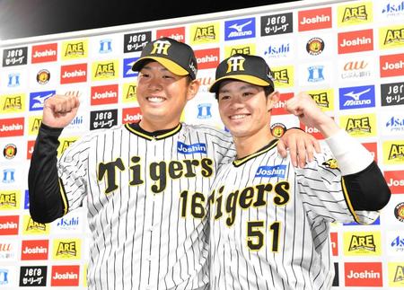 　お立ち台でガッツポーズの西勇（左）と中野