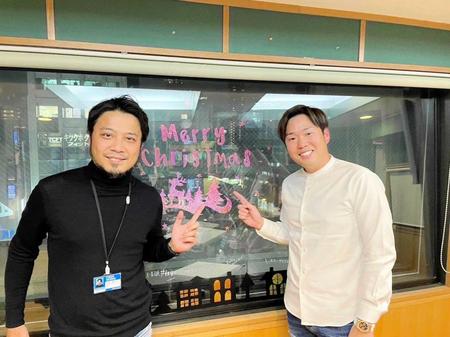 　光永亮太（左）がＤＪのＦＭ　ＣＯＣＯＬＯ「ＦＲＩＤＡＹ　ＮＩＧＨＴ　ＪＵＮＣＴＩＯＮ」に出演した西勇輝＝２２年１２月