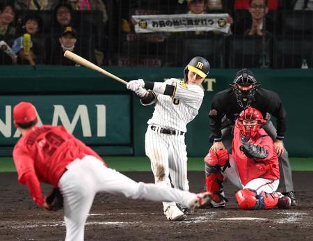 　９回、右翼線に二塁打を放つ木浪