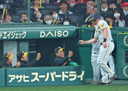 ６回、佐藤輝の適時打で生還したノイジー（右端）とタッチを交わす岡田監督（撮影・立川洋一郎）