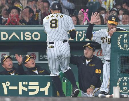 ５回、坂本の先制犠飛で生還した佐藤輝（８）を迎える岡田監督（右から２人目）＝撮影・高部洋祐