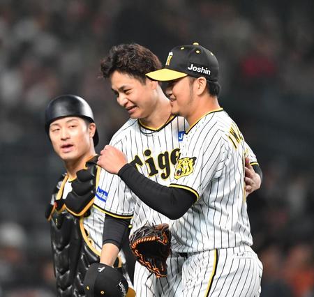 ７回、ピンチをしのいだ岩貞（右）を迎える大竹（撮影・中田匡峻）