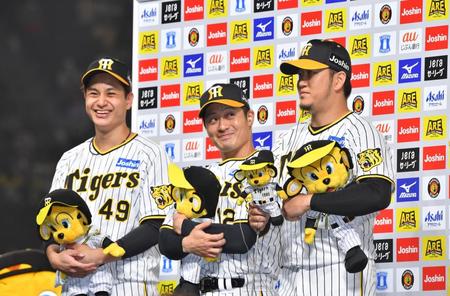 　岩貞（右）のお立ち台での話に笑顔の大竹（左）と坂本（撮影・中田匡峻）