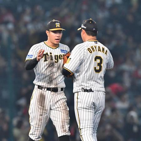 試合に勝利し、タッチを交わす佐藤輝（左）と大山（撮影・中田匡峻）