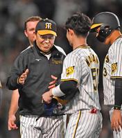 　サヨナラ打を放った中野（中央）を笑顔で迎える岡田監督