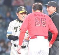 試合前、広島・新井監督（手前）とメンバー表交換をする阪神・岡田監督（撮影・高部洋祐）