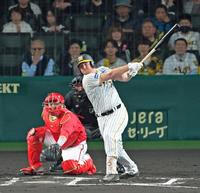 ６回、右中間へ適時二塁打を放つ阪神・ノイジー（撮影・立川洋一郎）