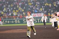 ファーストピッチセレモニーで打席に向かうＪＯ１の川西拓実