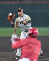 １回、広島・菊池（手前）の放った鋭いライナーを、グラブを差し出して捕球する阪神・大竹（撮影・北村雅宏）