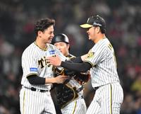 　７回、ピンチをしのいだ岩貞（右）を迎える大竹（撮影・中田匡峻）