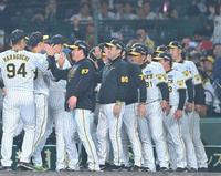 広島に連勝し、ナインとタッチを交わす阪神・岡田監督（中央）＝撮影・高部洋祐