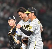 ７回、ピンチをしのいだ岩貞（右）を迎える大竹（撮影・中田匡峻）