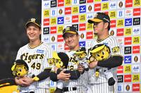 　岩貞（右）のお立ち台での話に笑顔の大竹（左）と坂本（撮影・中田匡峻）