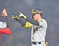 　６回、左前適時打を放った佐藤輝（撮影・中田匡峻）