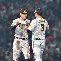 試合に勝利し、タッチを交わす佐藤輝（左）と大山（撮影・中田匡峻）