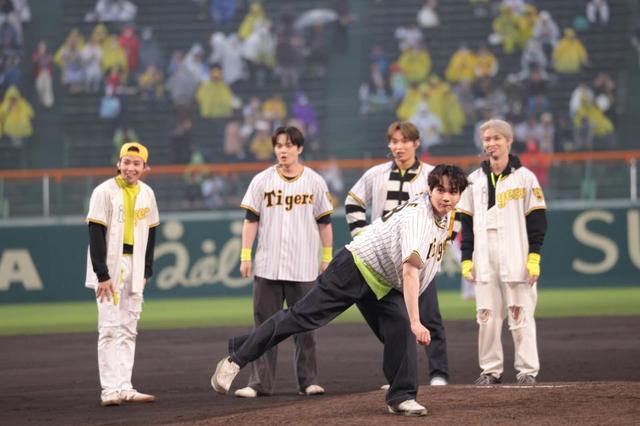 ＪＯ１が甲子園でパフォーマンス＆ファーストピッチセレモニー　ワンバン投球の豆原「今までで一番緊張」